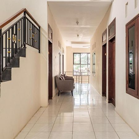 Hotel RedDoorz near Dino Park Malang Zewnętrze zdjęcie