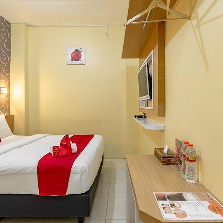 Hotel RedDoorz near Dino Park Malang Zewnętrze zdjęcie