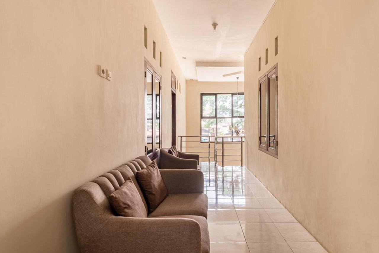 Hotel RedDoorz near Dino Park Malang Zewnętrze zdjęcie
