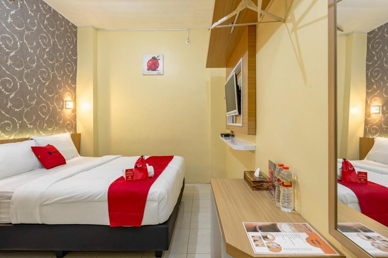 Hotel RedDoorz near Dino Park Malang Zewnętrze zdjęcie