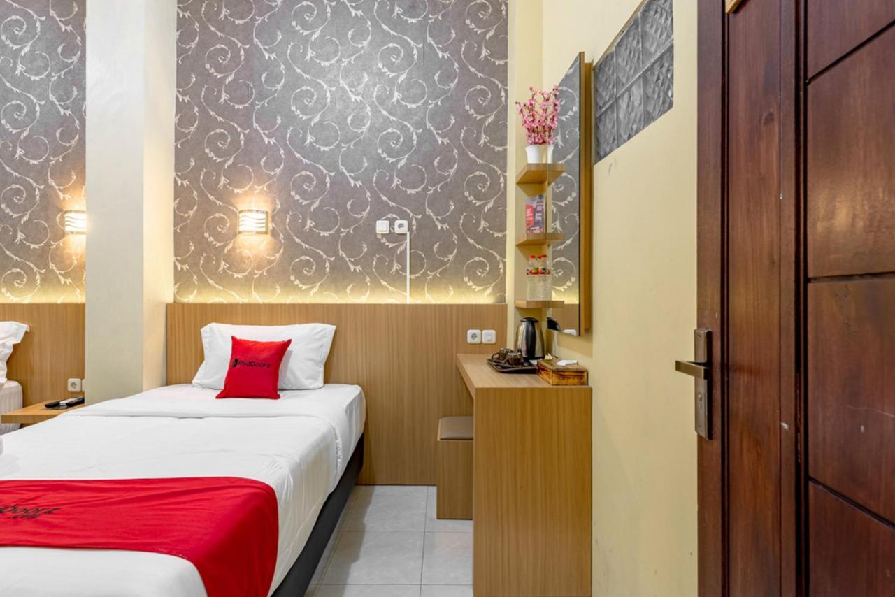 Hotel RedDoorz near Dino Park Malang Zewnętrze zdjęcie