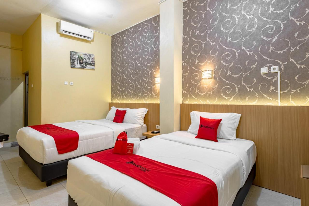Hotel RedDoorz near Dino Park Malang Zewnętrze zdjęcie