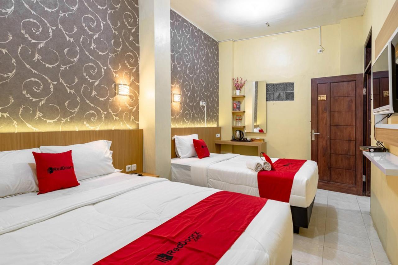Hotel RedDoorz near Dino Park Malang Zewnętrze zdjęcie