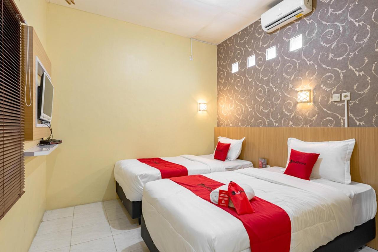 Hotel RedDoorz near Dino Park Malang Zewnętrze zdjęcie