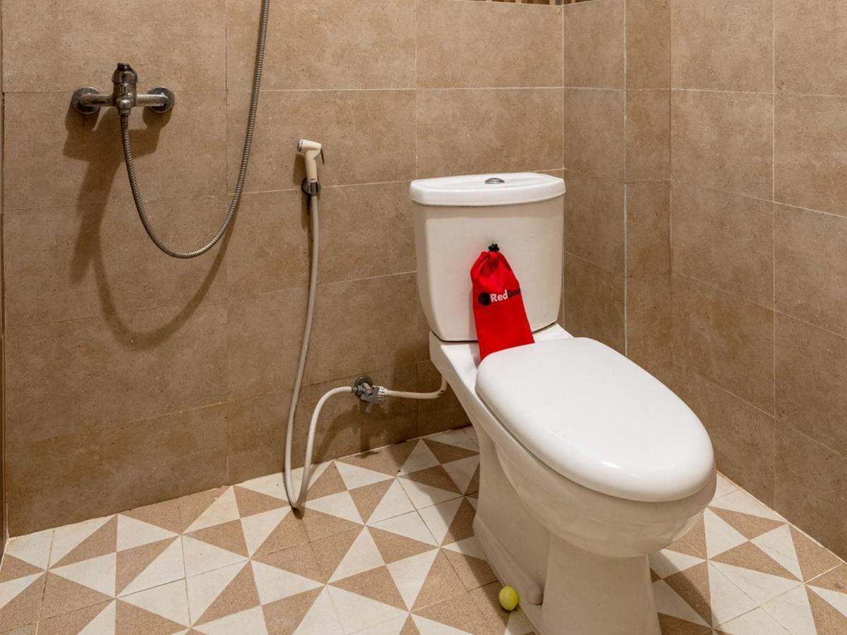 Hotel RedDoorz near Dino Park Malang Zewnętrze zdjęcie