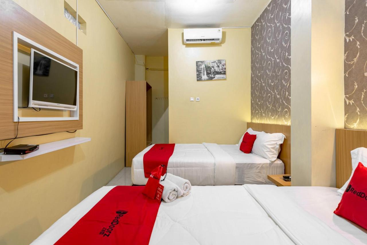 Hotel RedDoorz near Dino Park Malang Zewnętrze zdjęcie