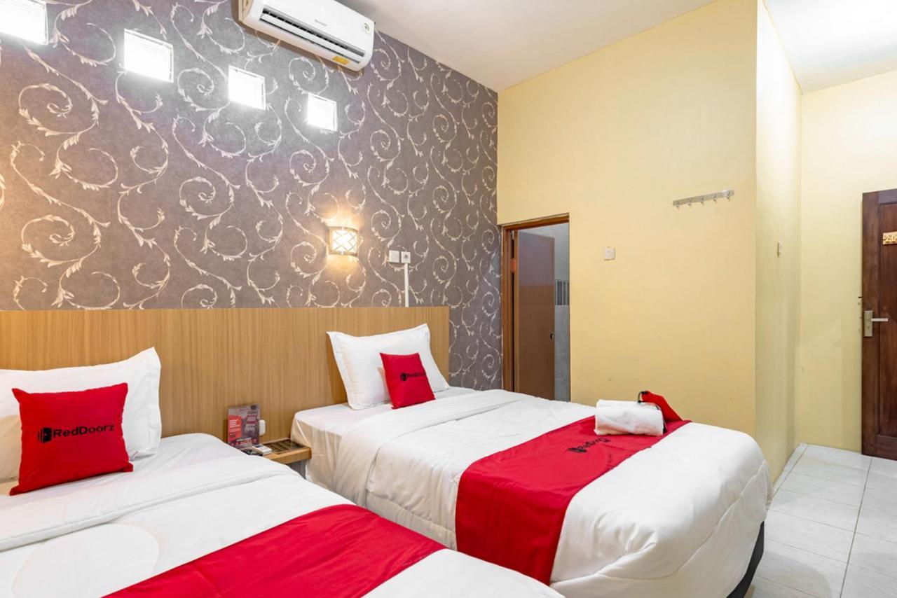 Hotel RedDoorz near Dino Park Malang Zewnętrze zdjęcie