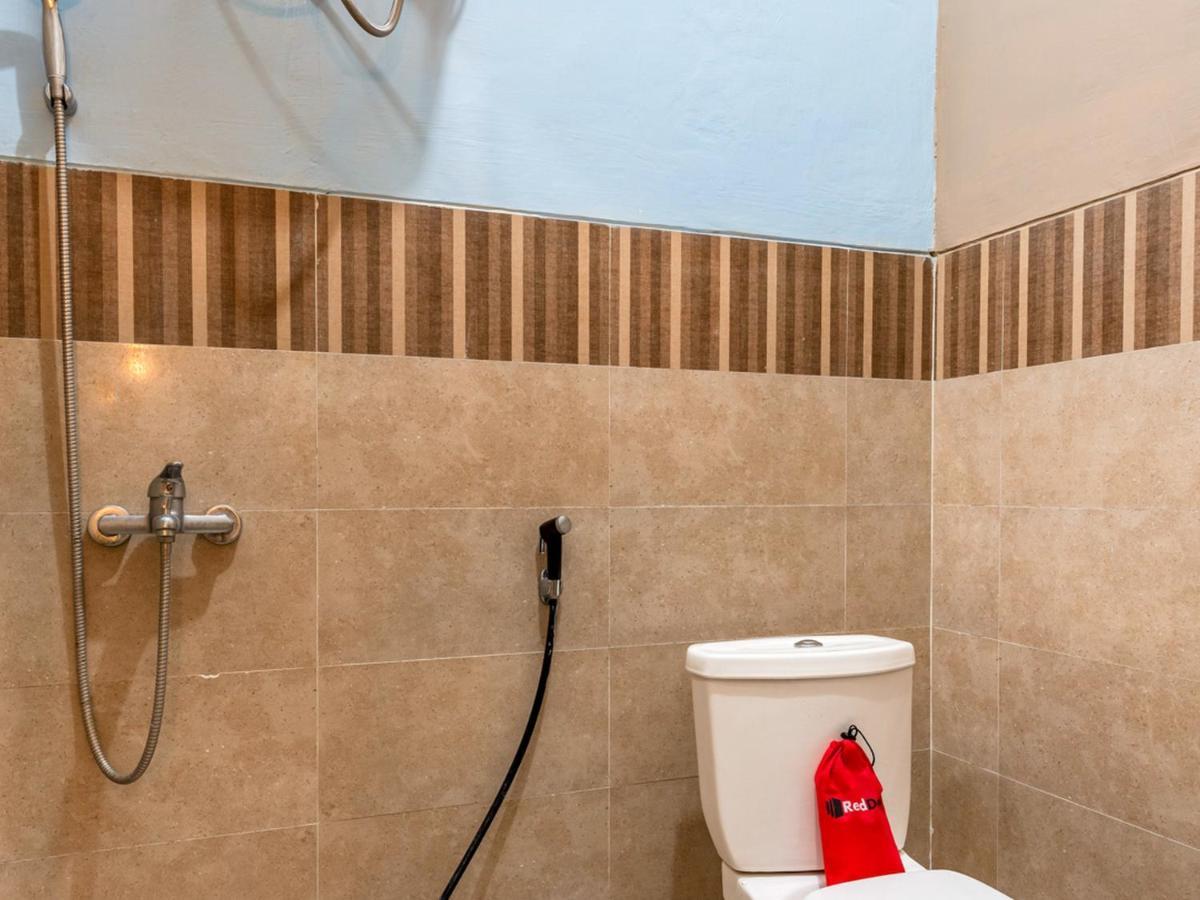 Hotel RedDoorz near Dino Park Malang Zewnętrze zdjęcie